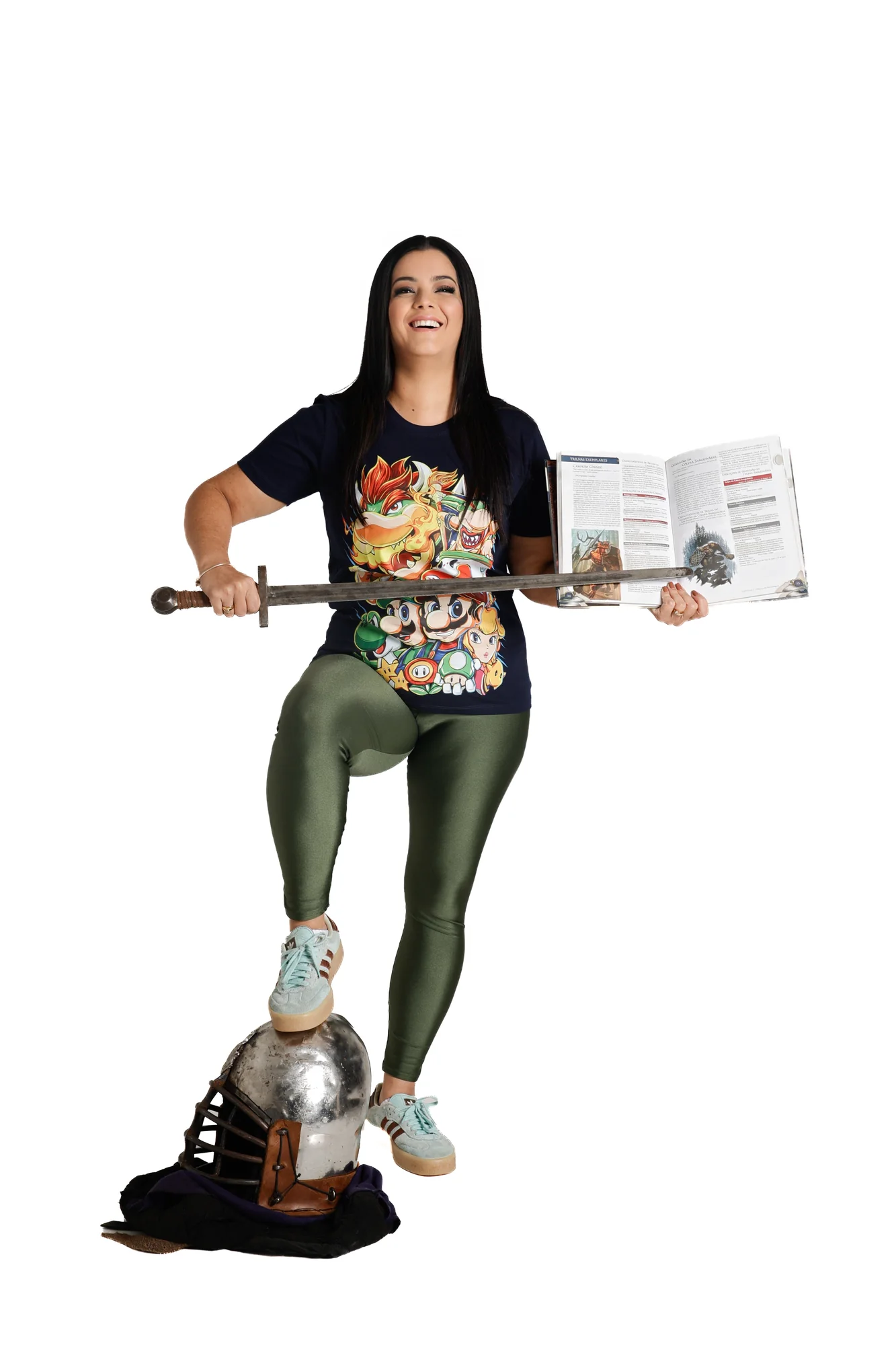 Monalisa com espada, livro e armadura de combate medieval